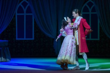 KAM 'YANSKE, UKRAINE - 29 Aralık 2020: Fındıkkıran ve Fare Kral, Kamenskoye şehrinden Lesya Ukrayna Tiyatrosu üyeleri tarafından sahnelendi.