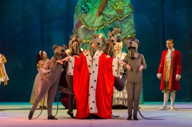 KAM 'YANSKE, UKRAINE - 29 Aralık 2020: Fındıkkıran ve Fare Kral, Kamenskoye şehrinden Lesya Ukrayna Tiyatrosu üyeleri tarafından sahnelendi.