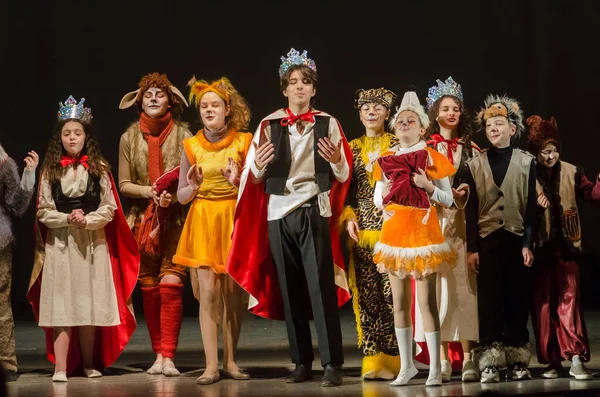 KAM 'YANSKE, UKRAINE - 6 Ocak 2021: The Chronicles of Narnia Lesya Ukrayna Tiyatrosu üyeleri tarafından sahnelendi Kamenskoye şehrinden.