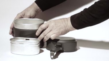 Gri ordu teknesi. Dixy pot. Askeri yemek takımı. 