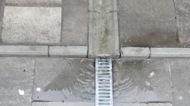 Downpipe Una Estructura Ingeniería Urbana Una Fachada Edificio Gris Lluvia — Vídeo de stock