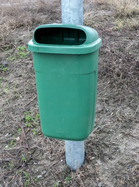 Uma Lata Lixo Plástico Calçada Pendurada Num Poste Luz — Fotografia de Stock