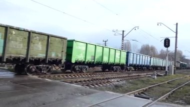 Yük treni geçitten geçiyor. 