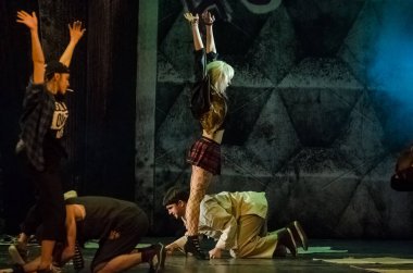 DNIPRO, UKRAINE - 31 Ocak 2021: Dnipro State Drama ve Komedi Tiyatrosu üyeleri tarafından seslendirilen Evsiz Blues.