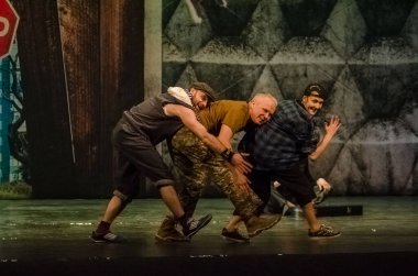 DNIPRO, UKRAINE - 31 Ocak 2021: Dnipro State Drama ve Komedi Tiyatrosu üyeleri tarafından seslendirilen Evsiz Blues.