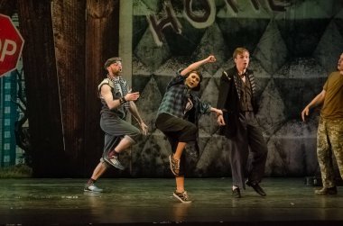 DNIPRO, UKRAINE - 31 Ocak 2021: Dnipro State Drama ve Komedi Tiyatrosu üyeleri tarafından seslendirilen Evsiz Blues.