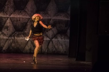 DNIPRO, UKRAINE - 31 Ocak 2021: Dnipro State Drama ve Komedi Tiyatrosu üyeleri tarafından seslendirilen Evsiz Blues.