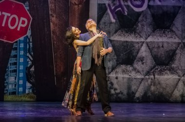 DNIPRO, UKRAINE - 31 Ocak 2021: Dnipro State Drama ve Komedi Tiyatrosu üyeleri tarafından seslendirilen Evsiz Blues.