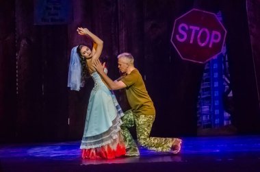 DNIPRO, UKRAINE - 31 Ocak 2021: Dnipro State Drama ve Komedi Tiyatrosu üyeleri tarafından seslendirilen Evsiz Blues.