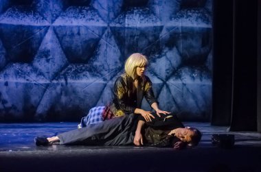 DNIPRO, UKRAINE - 31 Ocak 2021: Dnipro State Drama ve Komedi Tiyatrosu üyeleri tarafından seslendirilen Evsiz Blues.