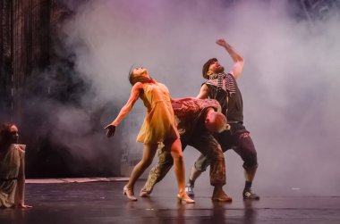 DNIPRO, UKRAINE - 31 Ocak 2021: Dnipro State Drama ve Komedi Tiyatrosu üyeleri tarafından seslendirilen Evsiz Blues.