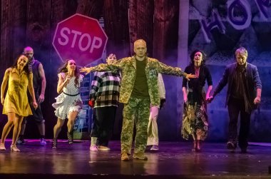 DNIPRO, UKRAINE - 31 Ocak 2021: Dnipro State Drama ve Komedi Tiyatrosu üyeleri tarafından seslendirilen Evsiz Blues.