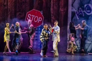 DNIPRO, UKRAINE - 31 Ocak 2021: Dnipro State Drama ve Komedi Tiyatrosu üyeleri tarafından seslendirilen Evsiz Blues.