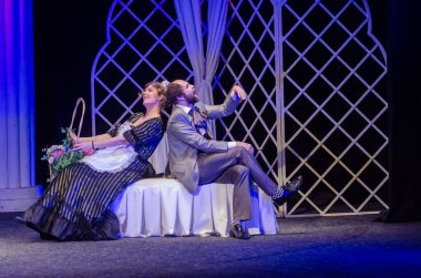 DNIPRO, UKRAINE - 21 Şubat 2021: Dnipro State Drama ve Komedi Tiyatrosu üyeleri tarafından sahnelenen Komedi Maskeli Balosu.