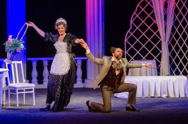 DNIPRO, UKRAINE - 21 Şubat 2021: Dnipro State Drama ve Komedi Tiyatrosu üyeleri tarafından sahnelenen Komedi Maskeli Balosu.