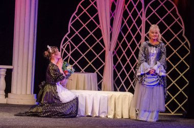 DNIPRO, UKRAINE - 21 Şubat 2021: Dnipro State Drama ve Komedi Tiyatrosu üyeleri tarafından sahnelenen Komedi Maskeli Balosu.