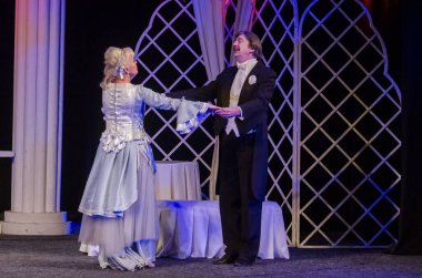 DNIPRO, UKRAINE - 21 Şubat 2021: Dnipro State Drama ve Komedi Tiyatrosu üyeleri tarafından sahnelenen Komedi Maskeli Balosu.