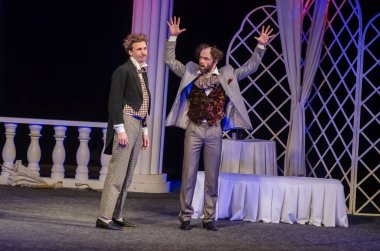 DNIPRO, UKRAINE - 21 Şubat 2021: Dnipro State Drama ve Komedi Tiyatrosu üyeleri tarafından sahnelenen Komedi Maskeli Balosu.