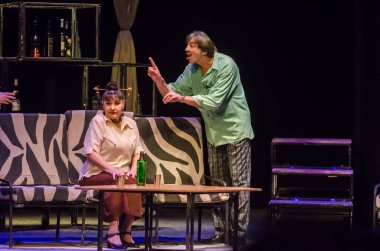 DNIPRO, UKRAINE - 5 Mart 2021: Dnipro State Drama ve Komedi Tiyatrosu üyeleri tarafından sahnelenen altı kişilik Komedi Pijamaları.