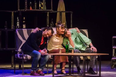 DNIPRO, UKRAINE - 5 Mart 2021: Dnipro State Drama ve Komedi Tiyatrosu üyeleri tarafından sahnelenen altı kişilik Komedi Pijamaları.