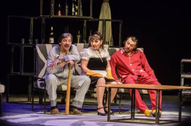 DNIPRO, UKRAINE - 5 Mart 2021: Dnipro State Drama ve Komedi Tiyatrosu üyeleri tarafından sahnelenen altı kişilik Komedi Pijamaları.