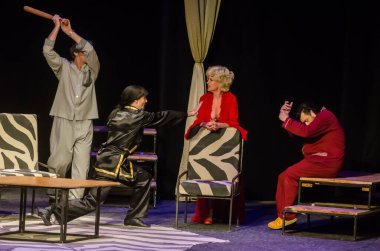 DNIPRO, UKRAINE - 5 Mart 2021: Dnipro State Drama ve Komedi Tiyatrosu üyeleri tarafından sahnelenen altı kişilik Komedi Pijamaları.