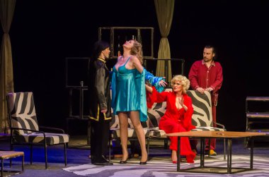 DNIPRO, UKRAINE - 5 Mart 2021: Dnipro State Drama ve Komedi Tiyatrosu üyeleri tarafından sahnelenen altı kişilik Komedi Pijamaları.