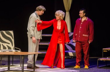 DNIPRO, UKRAINE - 5 Mart 2021: Dnipro State Drama ve Komedi Tiyatrosu üyeleri tarafından sahnelenen altı kişilik Komedi Pijamaları.