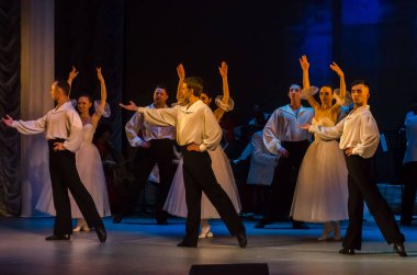 KAMYANSKE, UKRAINE - 7 Mart 2021: Strauss - Kamyanske kentinden Lesya Ukrayna Tiyatrosu üyeleri tarafından gerçekleştirilen Karnaval Şovu.