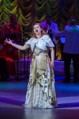 KAMYANSKE, UKRAINE - 7 Mart 2021: Strauss - Kamyanske kentinden Lesya Ukrayna Tiyatrosu üyeleri tarafından gerçekleştirilen Karnaval Şovu.