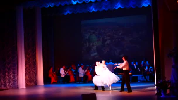 Kamyanske Ukraine March 2021 Strauss Carnival Show由来自Kamyanske市的Lesya Wuinka剧院成员表演 — 图库视频影像