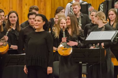 DNIPRO, UKRAINE - 12 Mart 2021: Halk enstrümanları orkestrası - ana orkestra şefi Victoria Kikas, M. Glinka 'nın adını verdiği Dnipropetrovsk Müzik Akademisi' nde konser verdi..