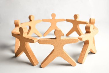 İşbirliği, güvenilir ortaklık ve insan ilişkilerini sembolize etmek için silah birleştiren ahşap figürler çemberi..