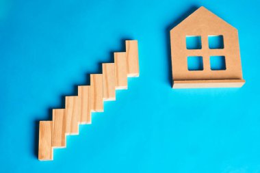 Emlak basamaklarını, tasarruf kilometre taşlarını ve ev sahipliği yolculuğunu gösteren bir ev simgesine doğru atılan adımlar.