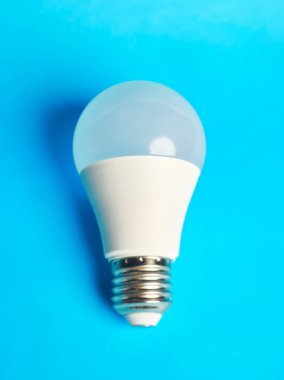 LED ampul enerji verimliliği yeniliğini temsil eden izole parlak fikirler ve akıllı aydınlatma çözümleri