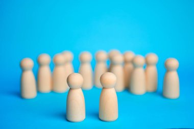 İşbirliği danışmanlığı ve toplumu temsil eden bir grupla karşı karşıya bulunan iki kişi, takım çalışması kavramı ortak hedefler ve sosyal destek