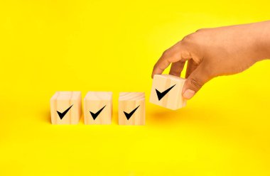 Kalite güvencesini temsil eden onaylar arasında işaretlenmiş bir engelin el ile seçilmesi tamamlanmış görevlerin doğrulanması ve standartlara uygunluğu.