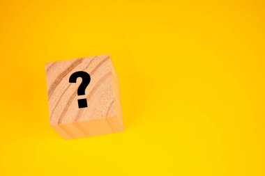 Şüphe ve soruşturmayı temsil eden bir soru işareti olan tek tahta blok sorun çözmeyi, belirsizliği ve karar verme ihtiyacını simgeliyor..