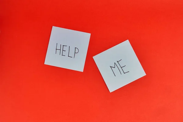 İki yapışkan notta HELP ve ME 'nin birbirlerinden ayrı tutulduğu ve diğerlerinin yardım ve destek taleplerinin açıkça ifade edildiği yazıyor.