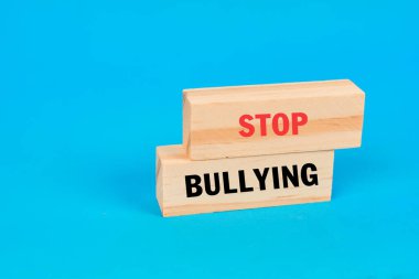 Zorbalık davranışlarını durdurmak için farkındalığı, önlemeyi ve kolektif sorumluluğu teşvik eden güçlü bir sosyal mesaj..