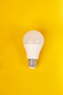 Verimli tüketimi ve enerji kullanımını azaltmak için modern çözümleri temsil eden enerji tasarrufu ampul kavramı.