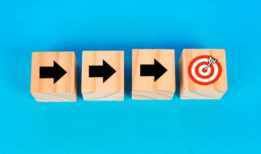 Hedefe doğru yönelen ve sonuçları ve başarıyı sembolize eden yönelimli oklarla gösterilen bir hedef başarı kavramı.