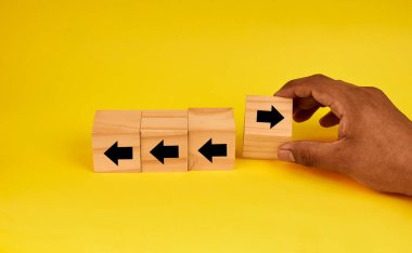 Elle seçilen karşıt bir ok bloğuyla temsil edilen bir liderlik yönü kavramı, yenilikleri ve ileri görüşlülüğü vurguluyor..