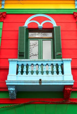 Açık yeşil panjurlu renkli koloni tarzı balkon Buenos Aires, Arjantin - 3 Haziran 2024.