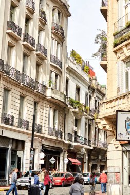 Meşgul kaldırım taşı caddesi süslü balkonlarla dolu..