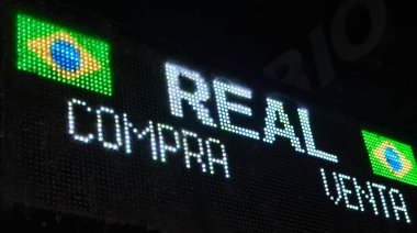 Finansal işlemleri ve bölgesel ekonomik faaliyetleri temsil eden bilgi alışverişini ve satışı gösteren gerçek döviz LED tabelası. Buenos Aires, Arjantin 11 Ekim 2024