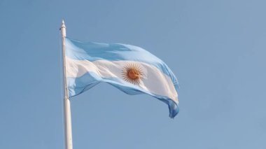 Arjantin bayrağı açık gökyüzünde sallanıyor ulusal kimlik, sivil sembolizm ve ülke genelinde bir birlik duygusu ifade ediyor Buenos Aires, Arjantin 5 Ağustos 2024