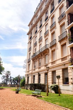 Bahçe yolu ve bankları olan zarif konut binası Recoleta 'daki zarif kentsel yaşam ve tarihi cazibeyi yansıtıyor. Buenos Aires, Arjantin 26 Kasım 2025 Recoleta