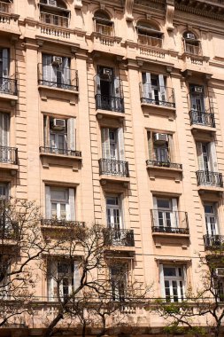 Recoleta 'daki klasik bir konut binasında zarif Fransızlar Buenos Aires' te balkonlara ve rafine şehir mimarisine ilham veriyor. Buenos Aires, Arjantin 26 Kasım 2025 Recoleta