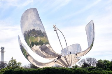 Floralis Generica ikonik yansıtıcı heykel, bir kamu parkında yükseliyor. Teknolojik sanatsal kültür sembolü ve şehir gururunu temsil ediyor. Buenos Aires, Arjantin 26 Kasım 2025 Recoleta